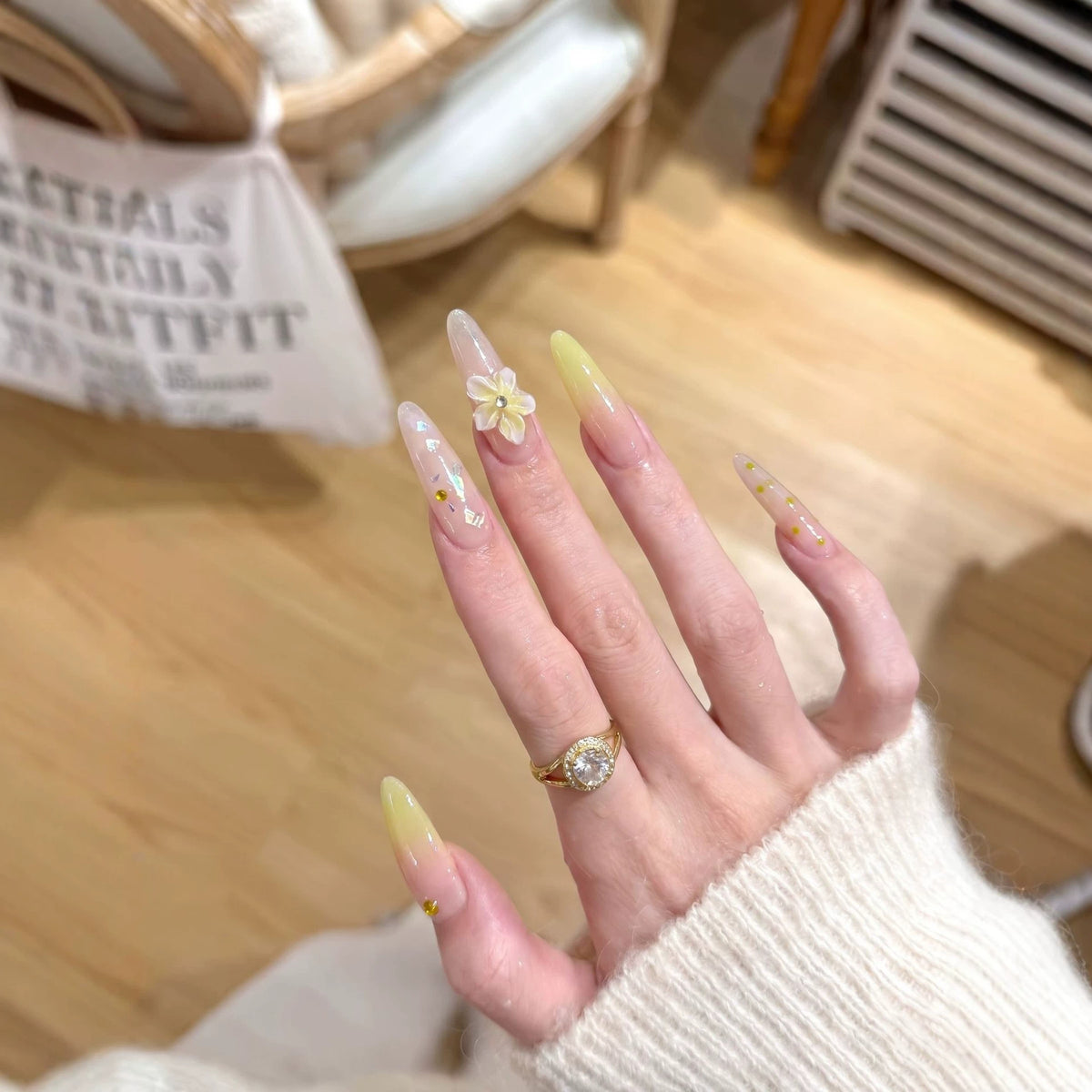 Elegantes langes Stiletto Press-On Nagelkunstset mit floralen Akzenten Brehn
