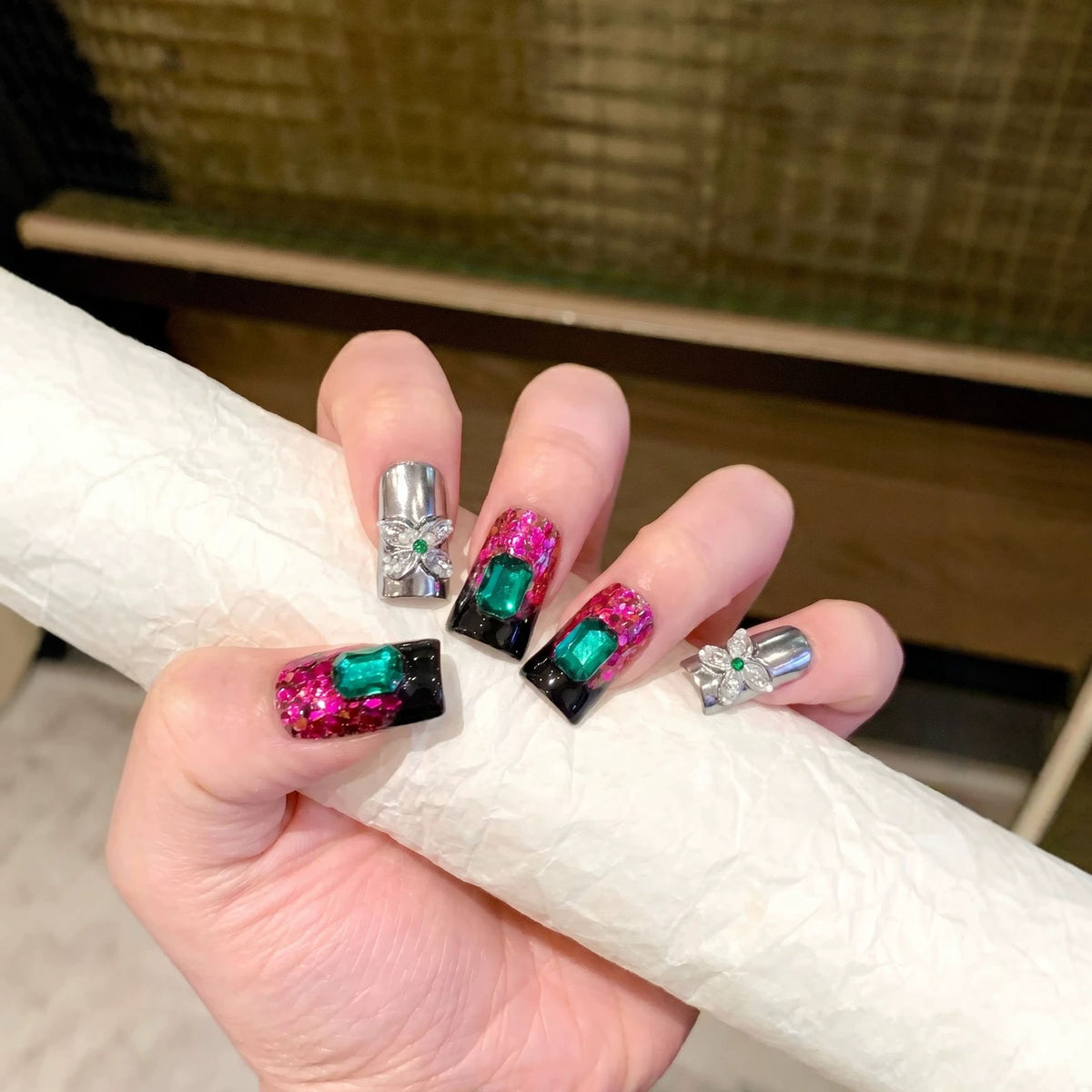 Glamouröses Press-On Nageldesign mit Juwelenelementen Brehn