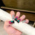 Glamouröses Press-On Nageldesign mit Juwelenelementen Brehn