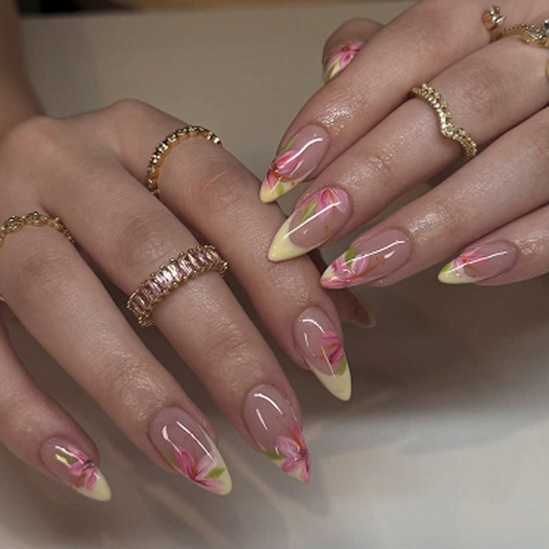 Elegantes Kunstnagelset mit floralen Designs Brehn