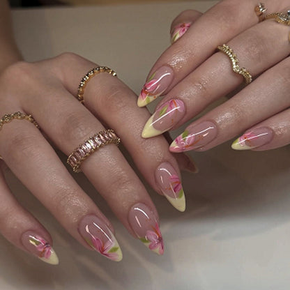 Elegantes Kunstnagelset mit floralen Designs Brehn