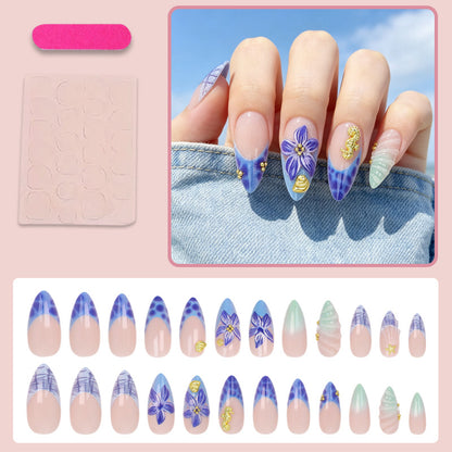 Kunstnagelset mit zeitlosen Blumendesigns und eleganten Akzenten Brehn