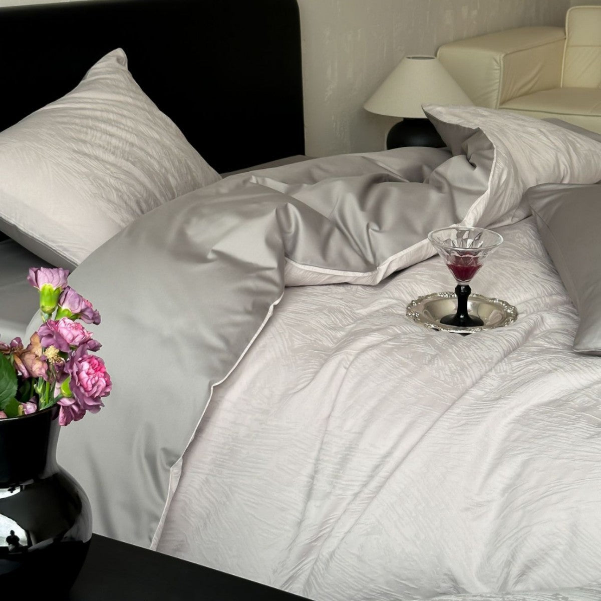 Bettwäschegarnitur aus crinkle-geprägtem Baumwollsatin mit bügelleichtem Finish und Hotelverschluss