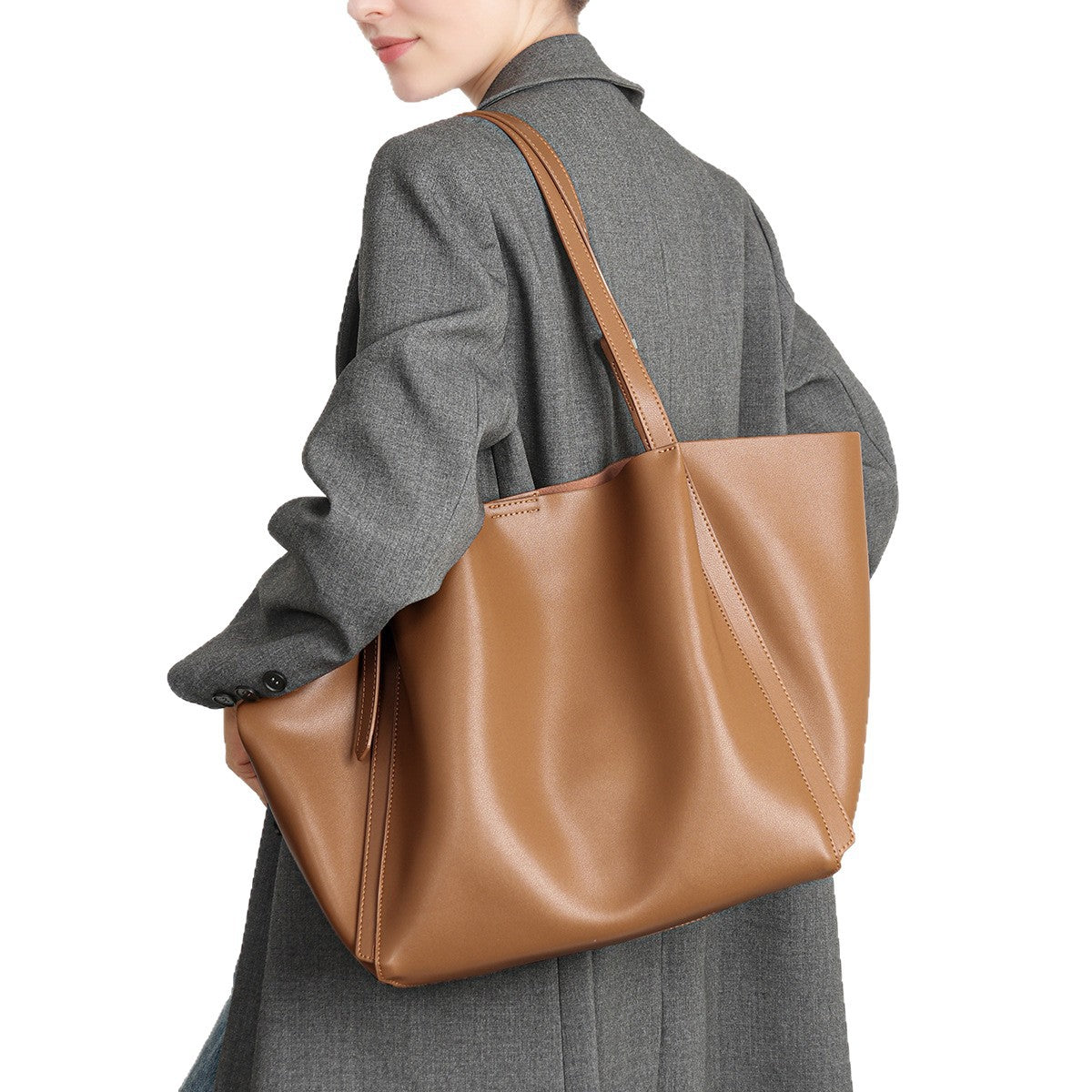 Skulptierte Slouch-Tasche mit verstellbaren, geschnallten Schulterträgern