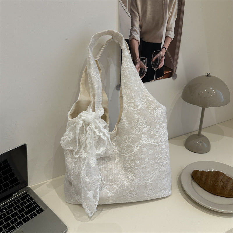 Elegante Schultertasche mit Spitzenbesatz Brehn
