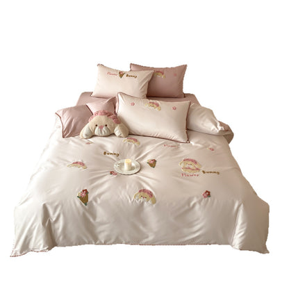 Luxuriöses Satin-Effekt Bettbezug-Set mit bestickten Glücks-Pferde-Applikationen