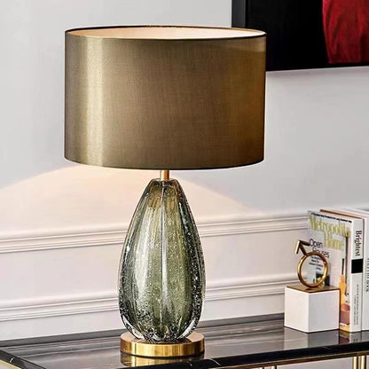 Texturierte Glas-Tischlampe mit elegantem Metallschirm