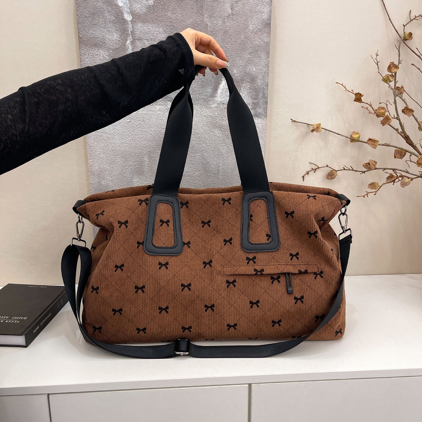 Tragetasche mit Fruchtigem Design und Multifunktionalen Fächern Brehn