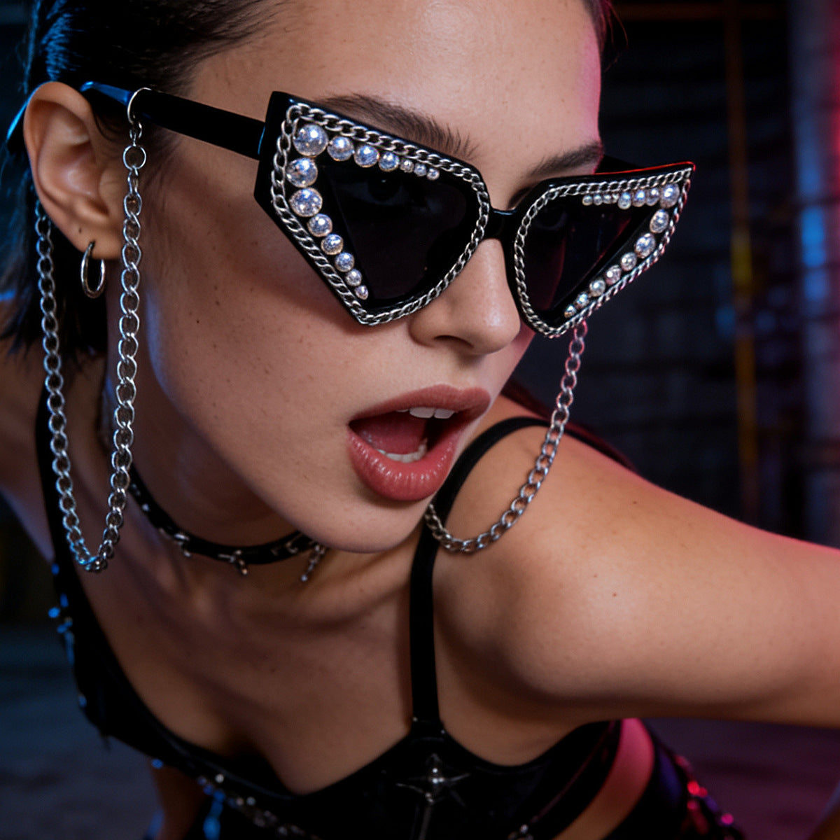 Damen Sonnenbrille mit einzigartigem dreieckigem Rahmen und funkelnden Akzenten Brehn