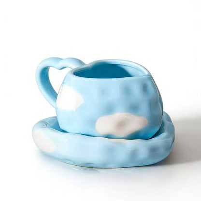 Verspielte Keramik-Herzbecher mit organischer Wolken-Untertasse