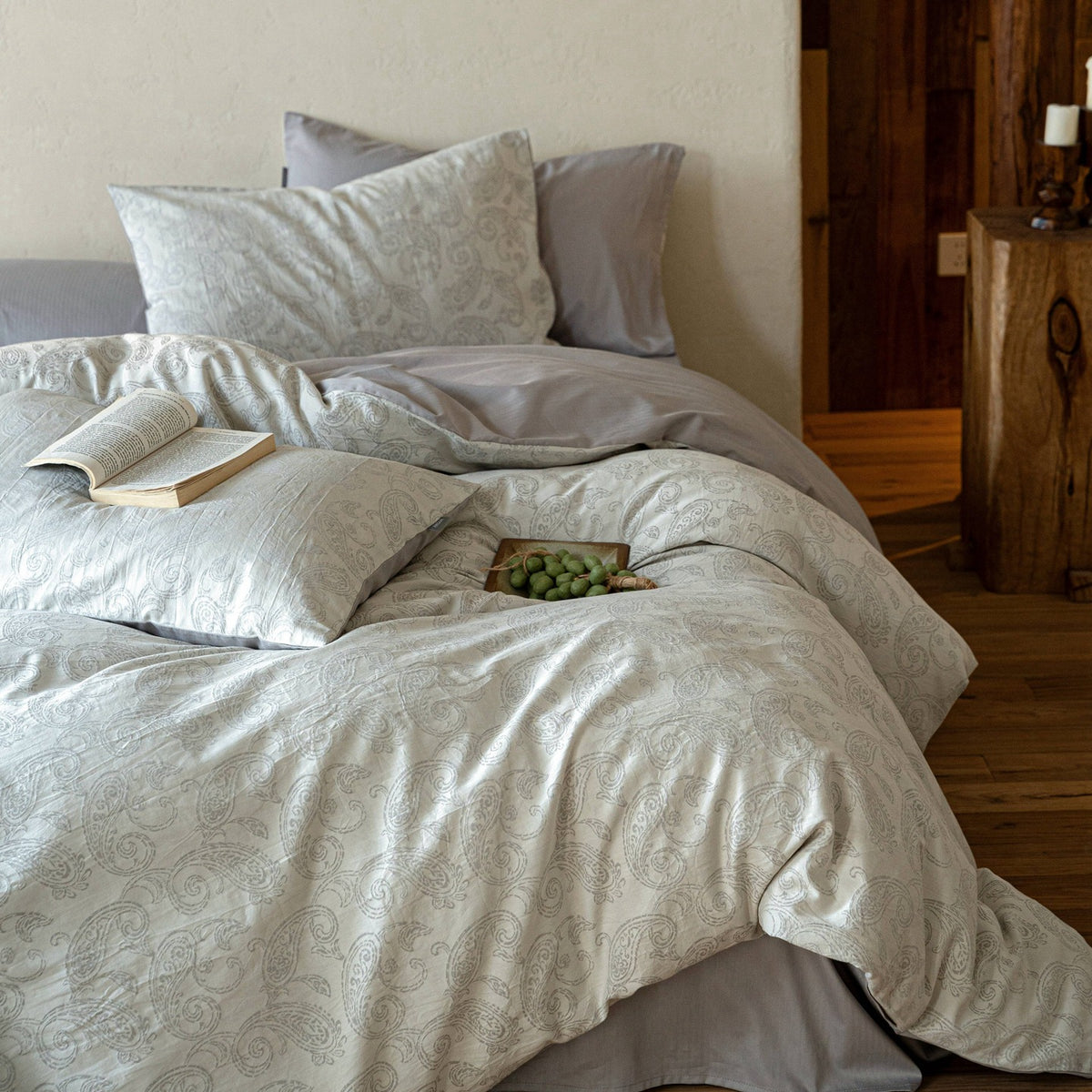 Duvetbezug-Garnitur aus Baumwoll‑Renforcé mit feinem Toile‑Blumenmuster und extraweichem Jersey‑Spannbettlaken