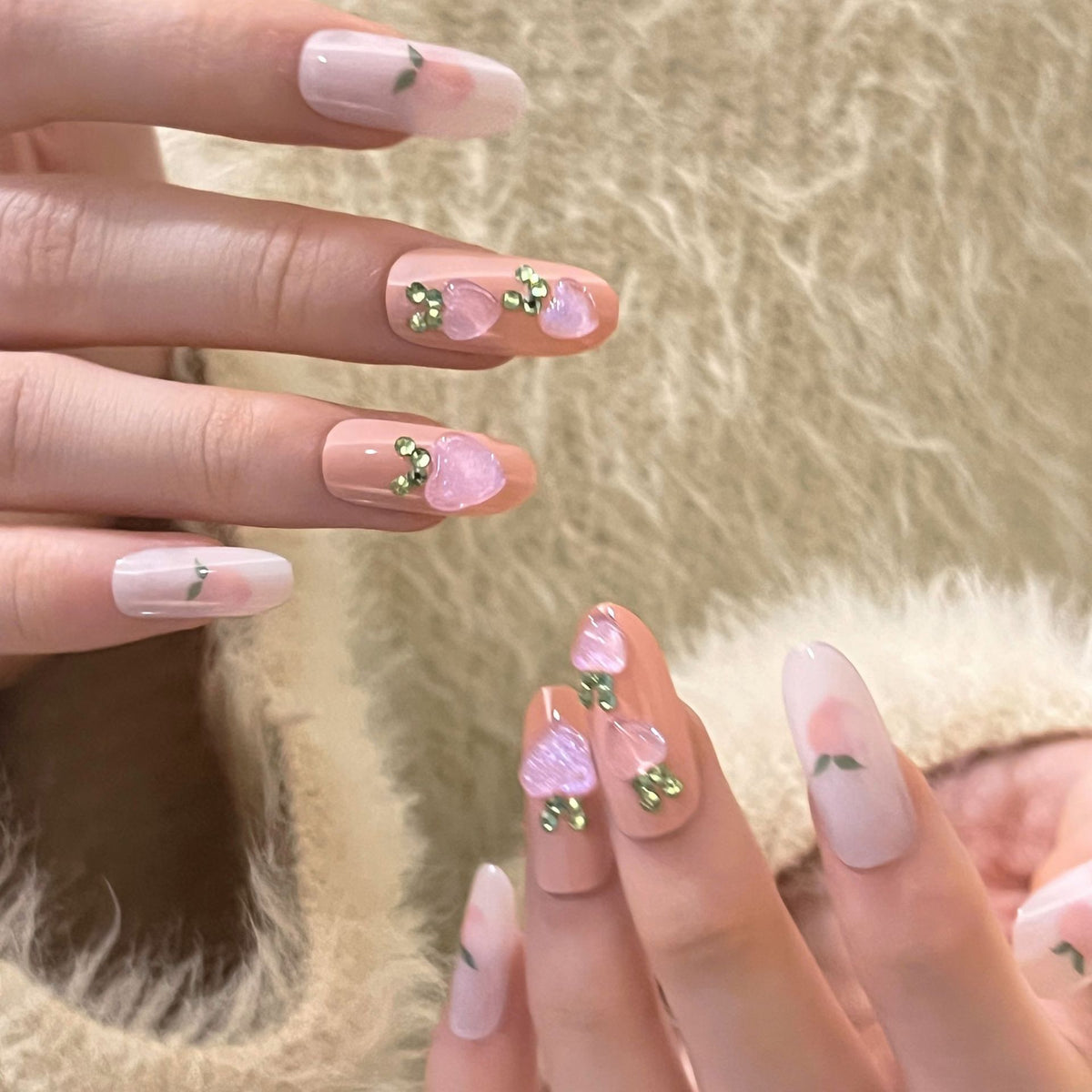 Kunstvolle Nagelkunst mit Frucht- und Glitzermotiven Brehn