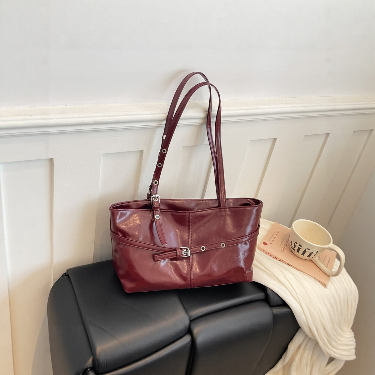 Stylische Handtasche aus Kunstleder