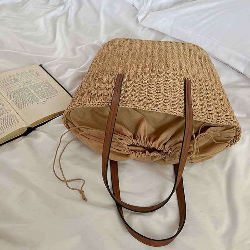 Geräumige Basttasche mit Nachhaltigen Ledergriffen Brehn