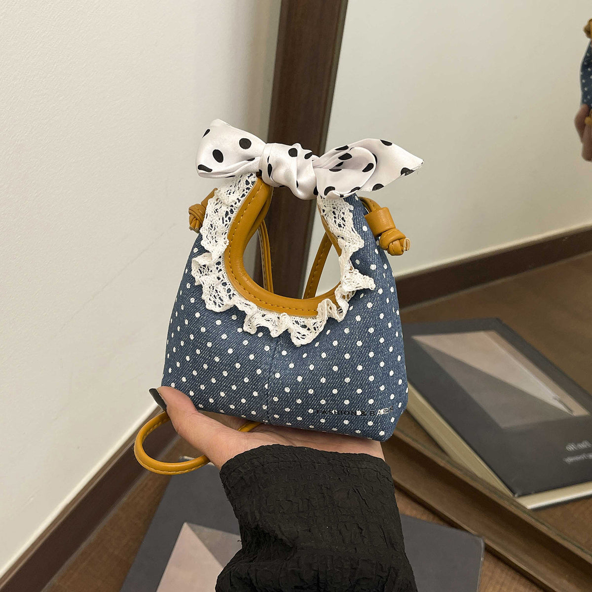 Stylische Mini-Schultertasche