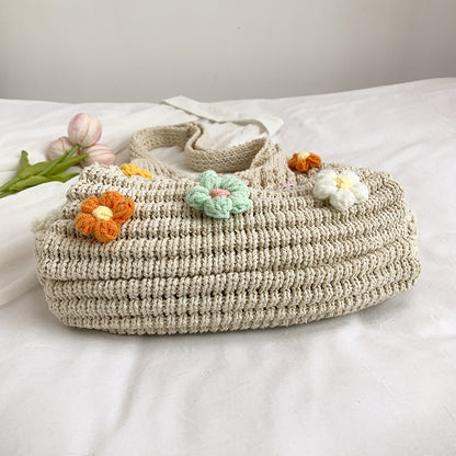 Blumenverziertes gehäkeltes Tote