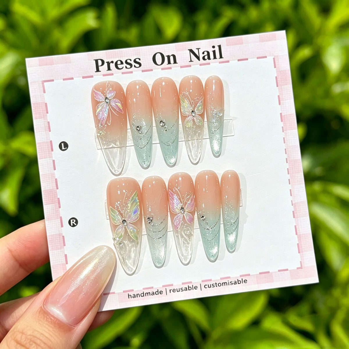 Künstlerisches Press-On Nägel Set mit tropischen und floralen Akzenten
