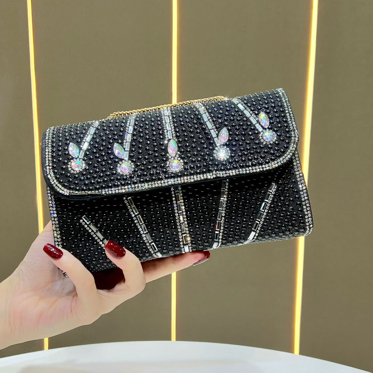 Elegante, mit Kristallen verzierte Abend-Clutch