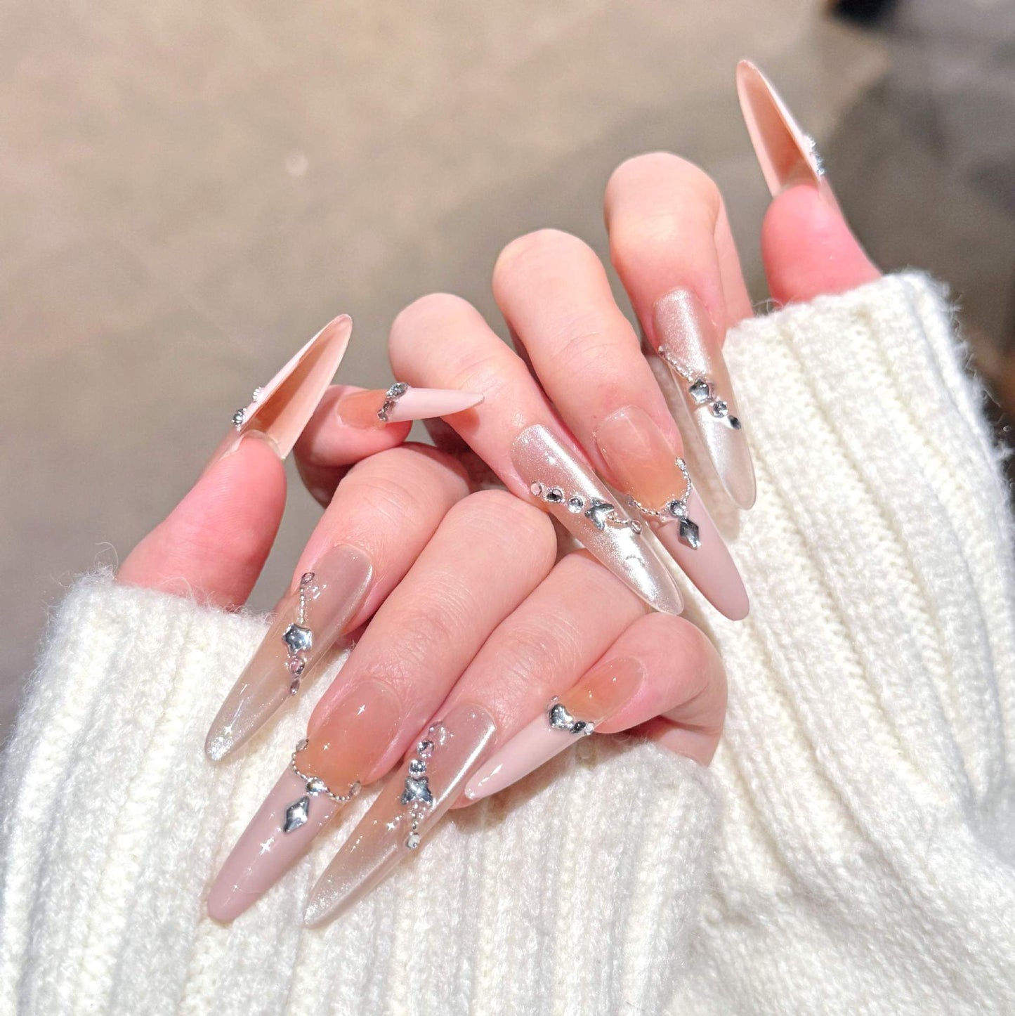 Glamouröse mit Strass verzierten Press-On-Nagelerweiterungen Brehn