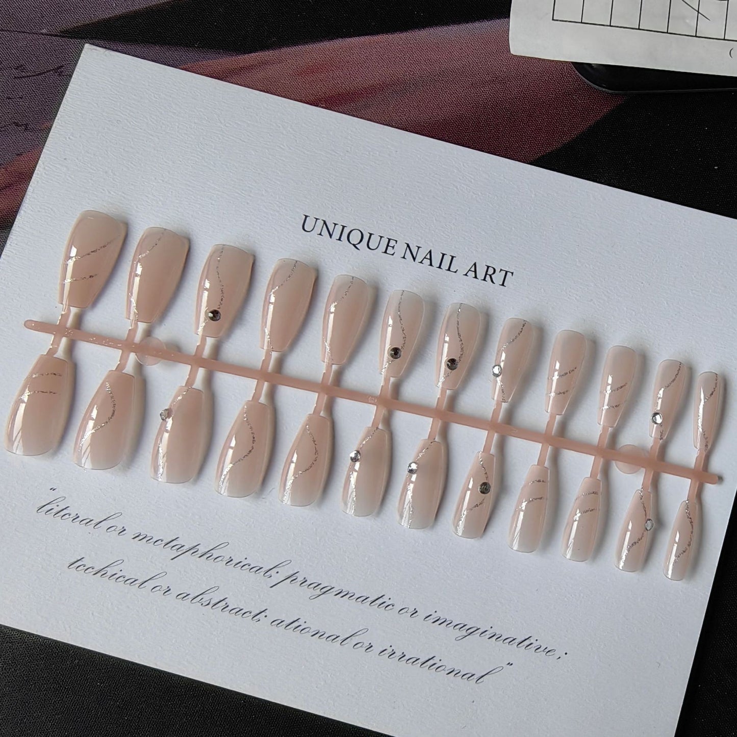 Glamouröse Kunstfingernägel mit Dekor Brehn