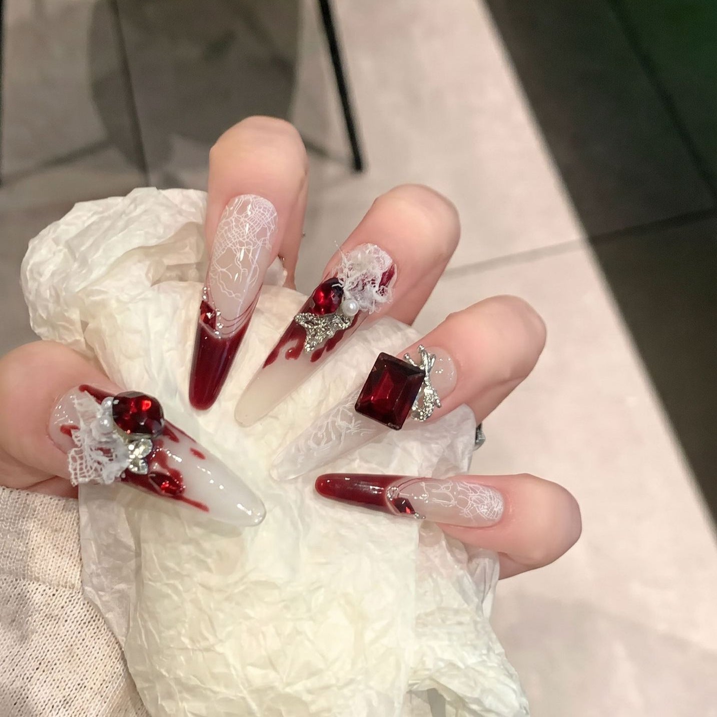 Elegantes dekoratives Press-On-Nagelkunst-Set Brehn