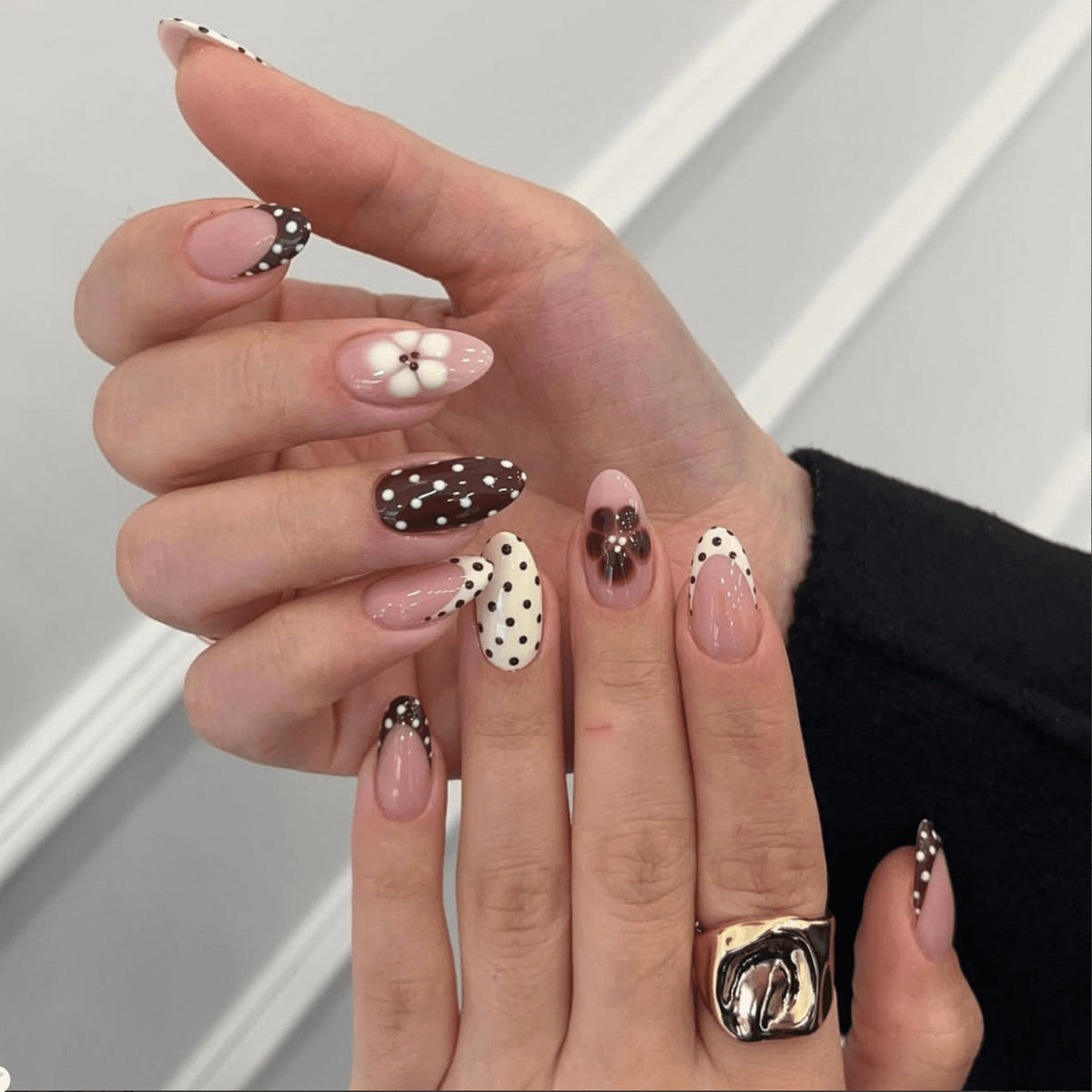 Kunstvolle Nailart mit floralem Design und verschiedenen Mustern Brehn