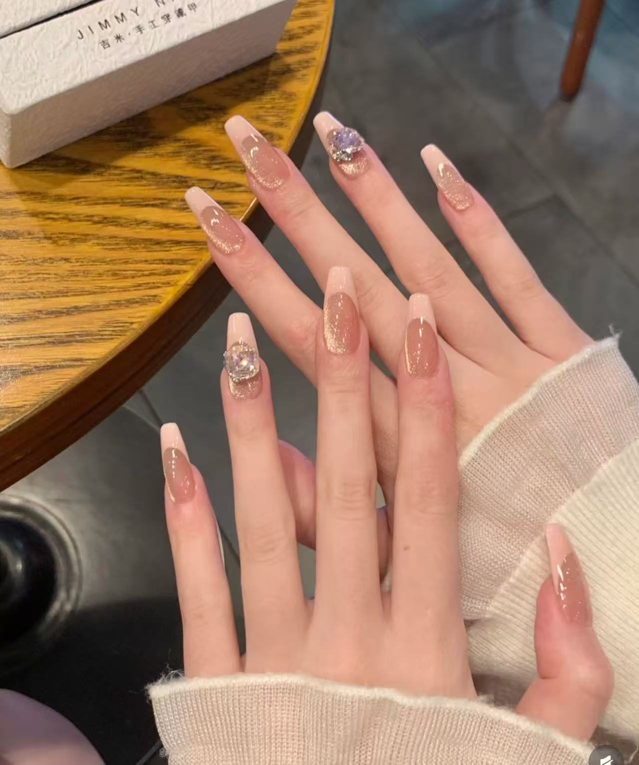 Kunstvolle Kunstnägel mit Eleganten Schleifenmotiven Brehn