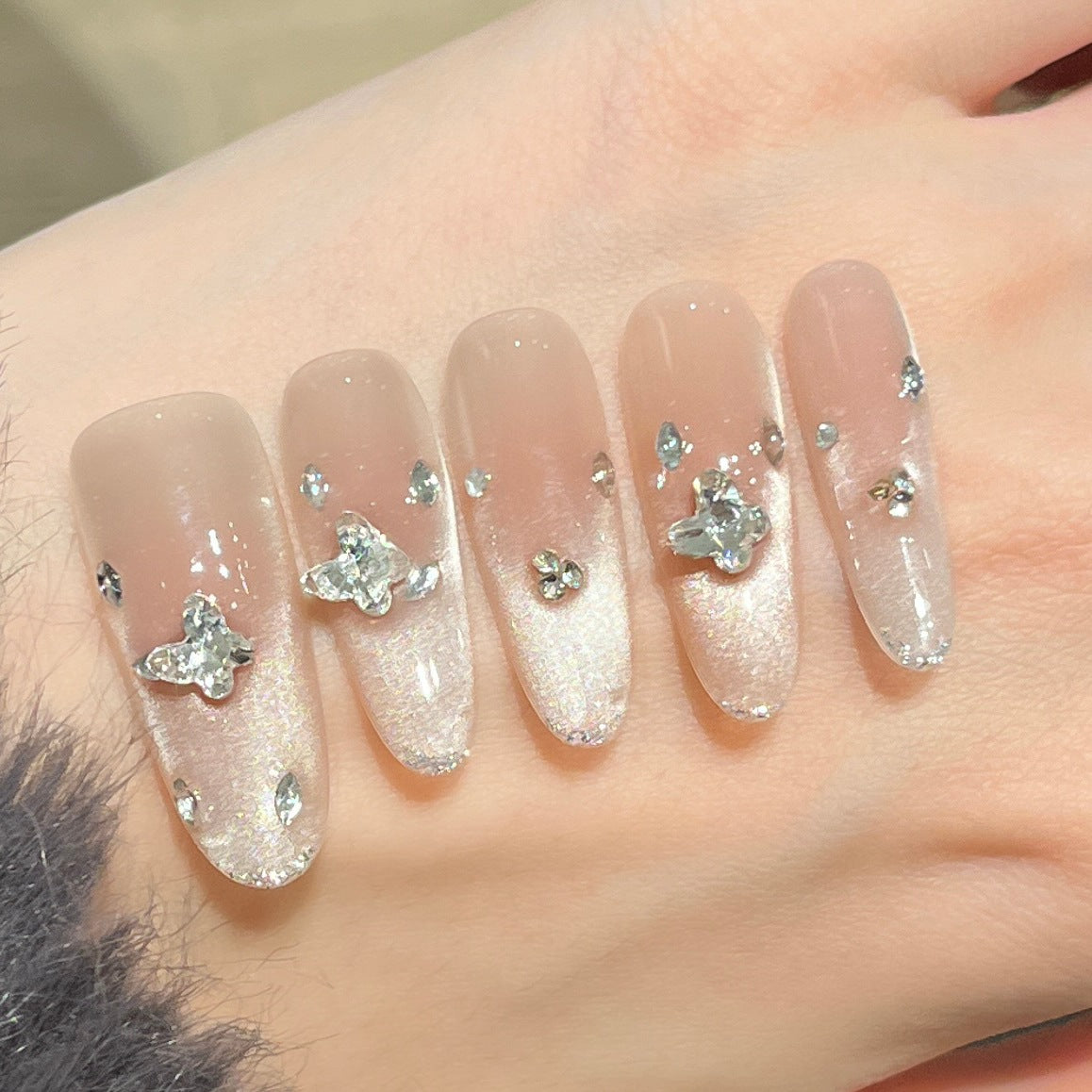 Elegante Press-On Nagelverlängerungen mit Kristallakzenten Brehn