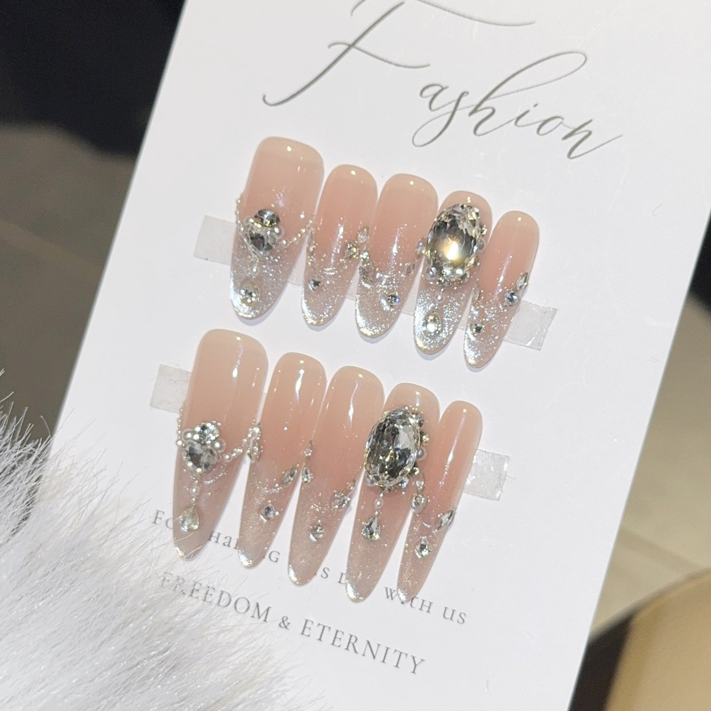 Glamouröse Kunstnagelspitzen mit Strass-Akzenten Brehn