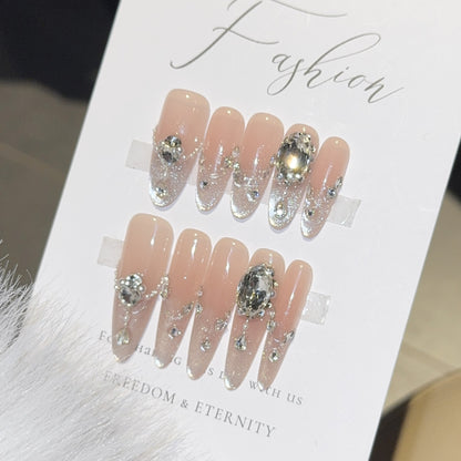 Glamouröse Kunstnagelspitzen mit Strass-Akzenten Brehn