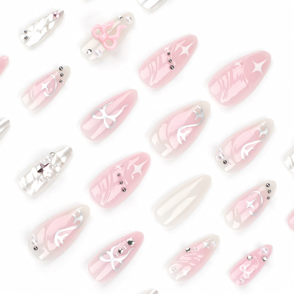 Kunstvolle Stiletto-Nägel im eleganten Design mit kreativen Verzierungen Brehn