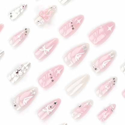 Kunstvolle Stiletto-Nägel im eleganten Design mit kreativen Verzierungen Brehn