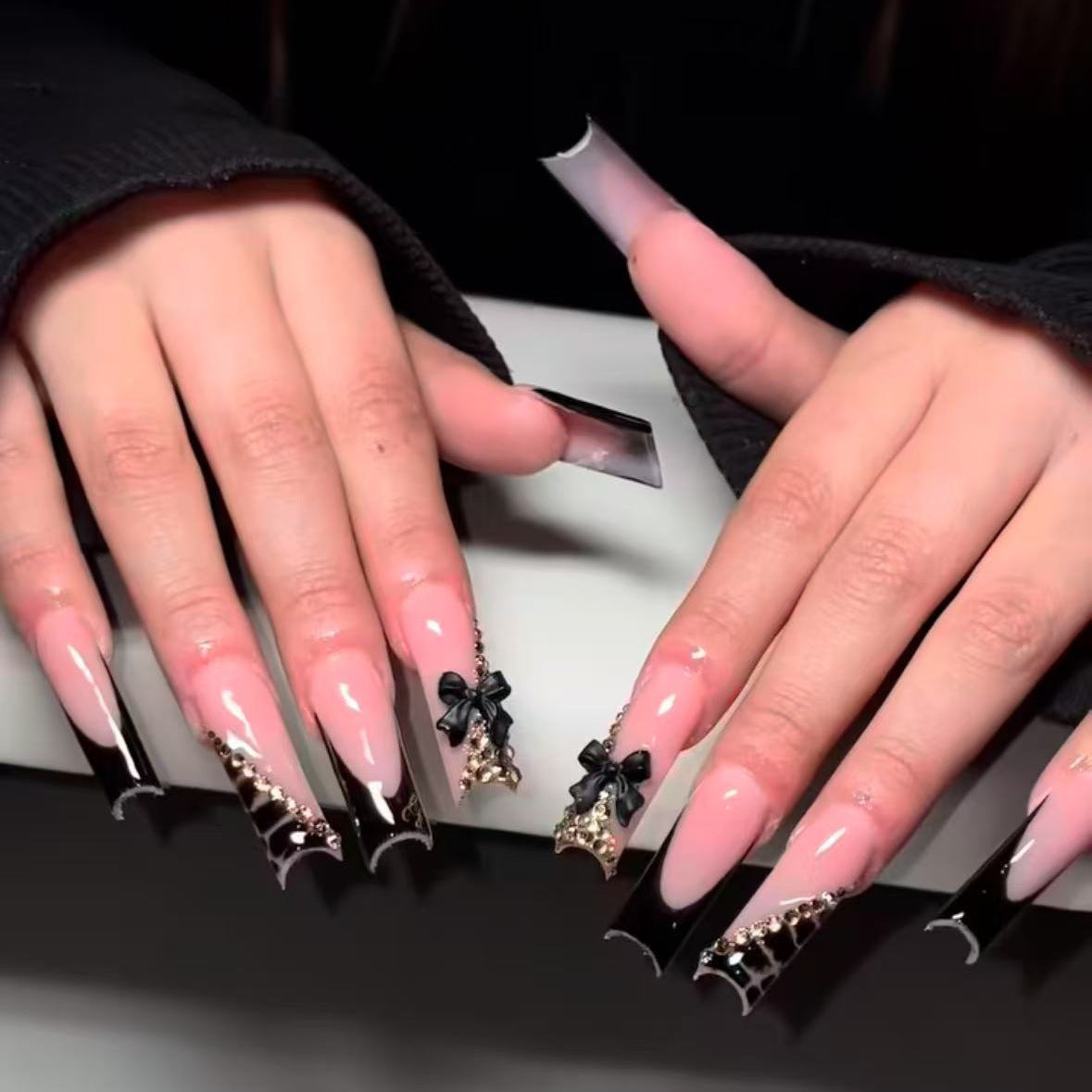 Kunstnagelset mit eleganten Spitzen und glamourösen Akzenten Brehn