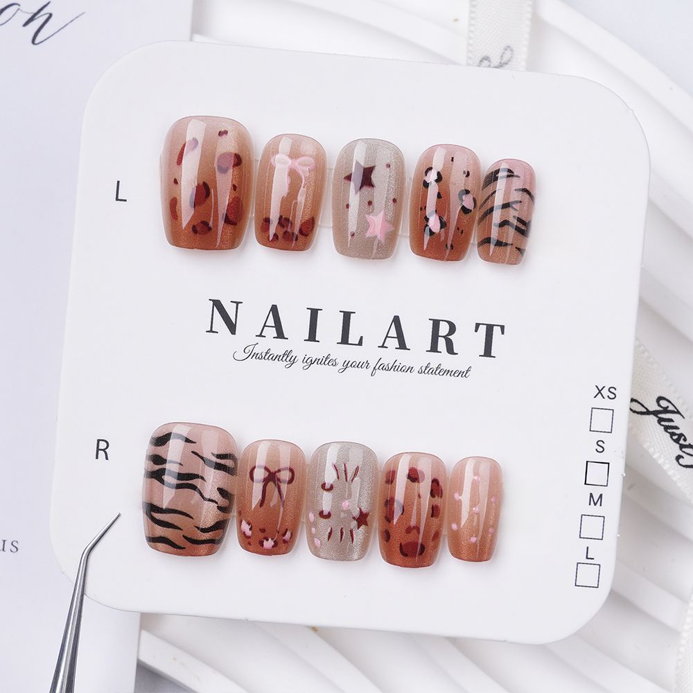 Künstlerisches Stiletto Press-On Nail Set mit floralen Verzierungen Brehn