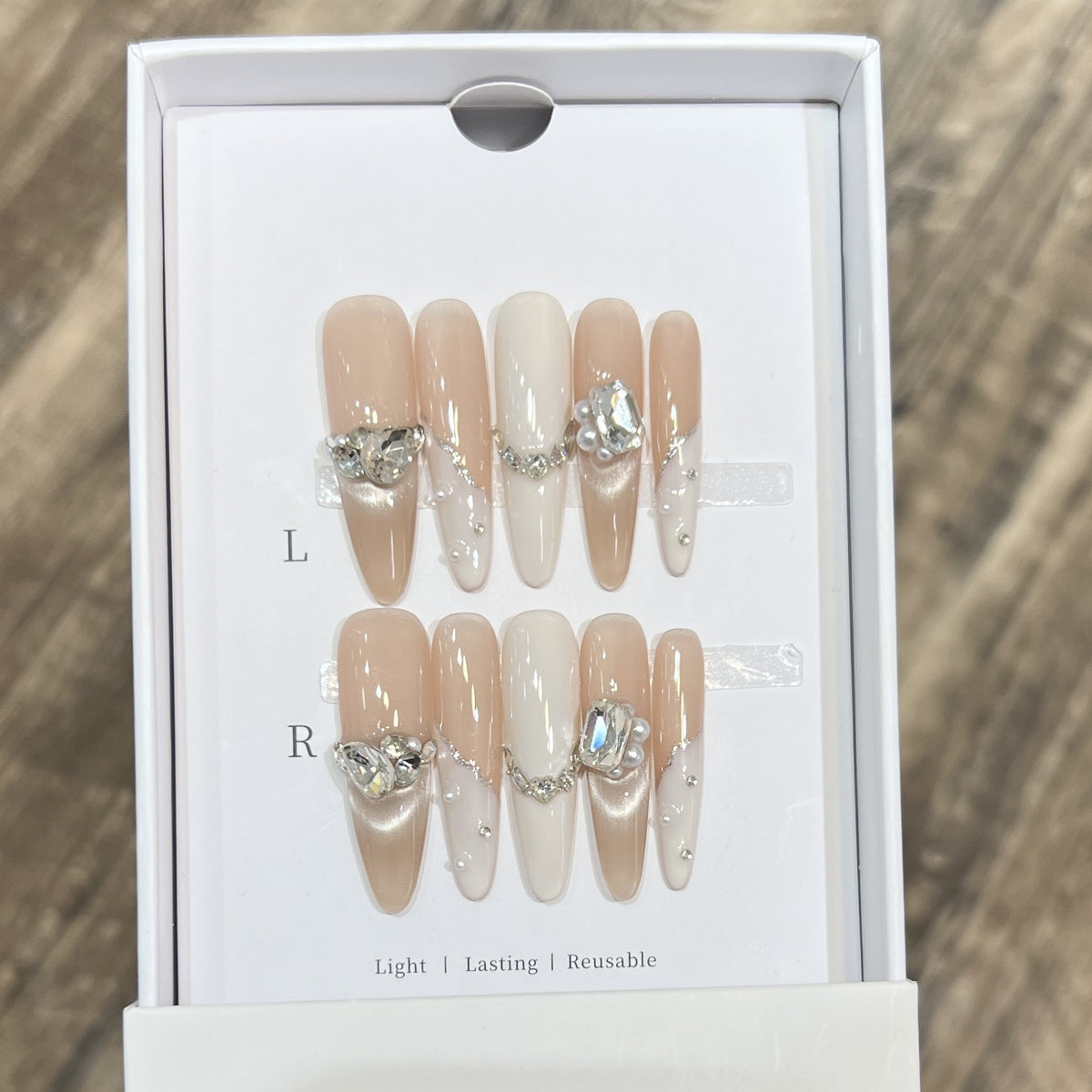 Dekoratives Press-On-Nail-Art-Set mit luxuriösen Edelstein-Accents Brehn
