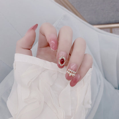 Kunstvolle Nagelverlängerungen mit elegantem Blattmuster Brehn