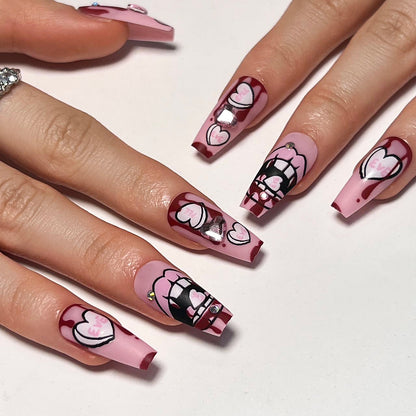Kunstvolle Stiletto-Nägel mit Herzen und Glitzerakzenten Brehn