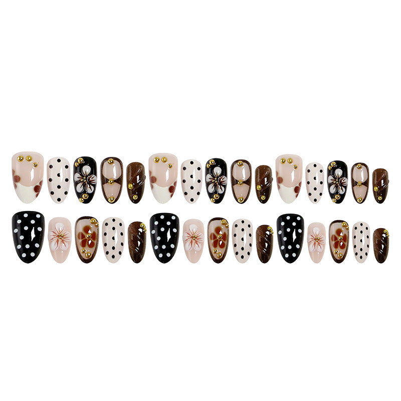 Kunstnagelset mit floralen Akzenten und eleganten 3D-Verzierungen Brehn
