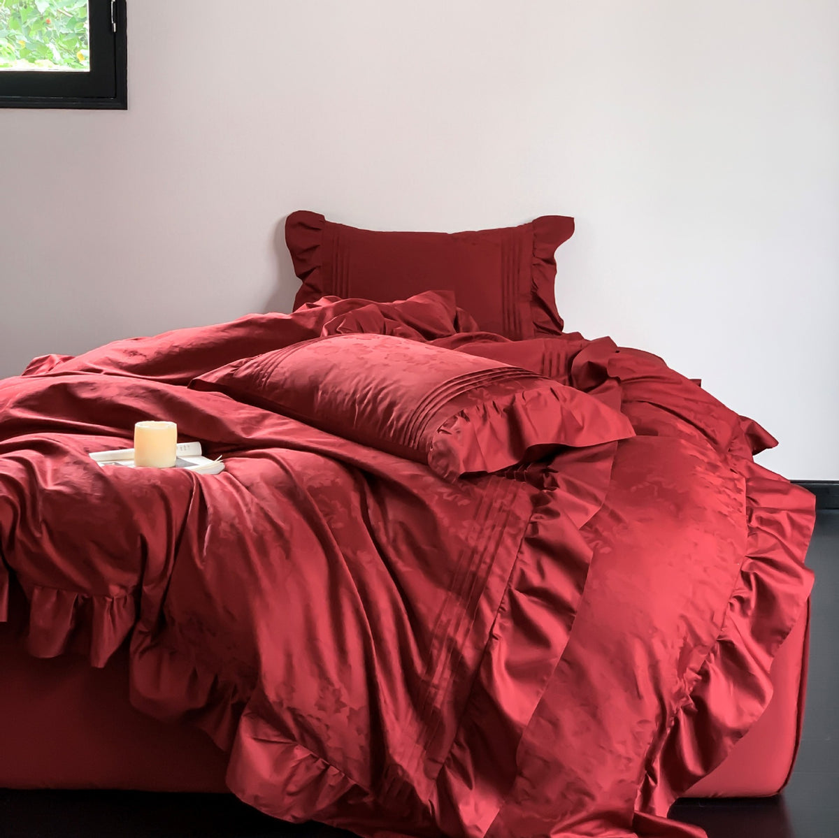 Luxuriöses Bettwäsche-Set aus Satin mit Volant und Jacquard-Detail Brehn