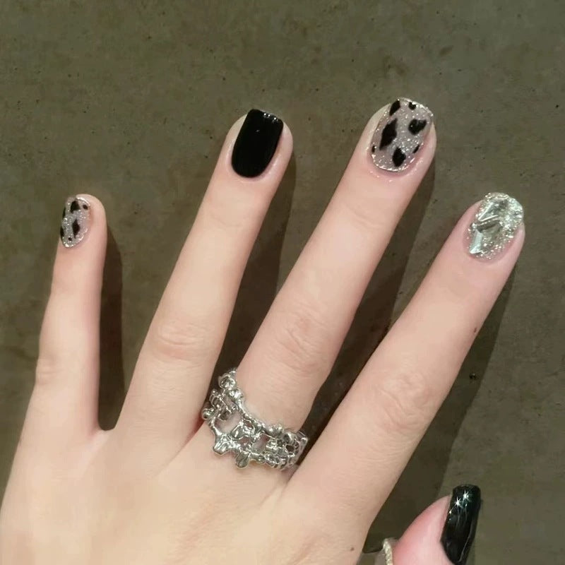 Kreatives Kunstnagelset mit eleganten Tierakzenten Brehn