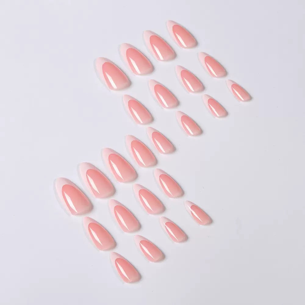 Kunstnagelset mit elegantem französischen Design und Gloss Effekt Brehn