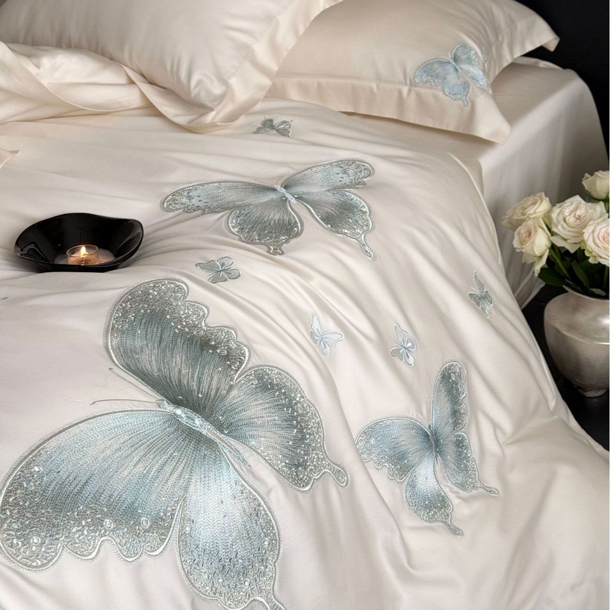 Elegante Satin-Bettwäschegarnitur mit tonaler Schmetterlingsstickerei