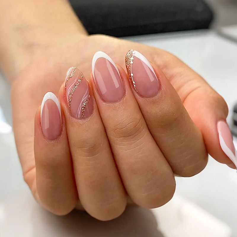 Kunstnägel mit elegantem French-Tipp und glitzernden Akzenten Brehn