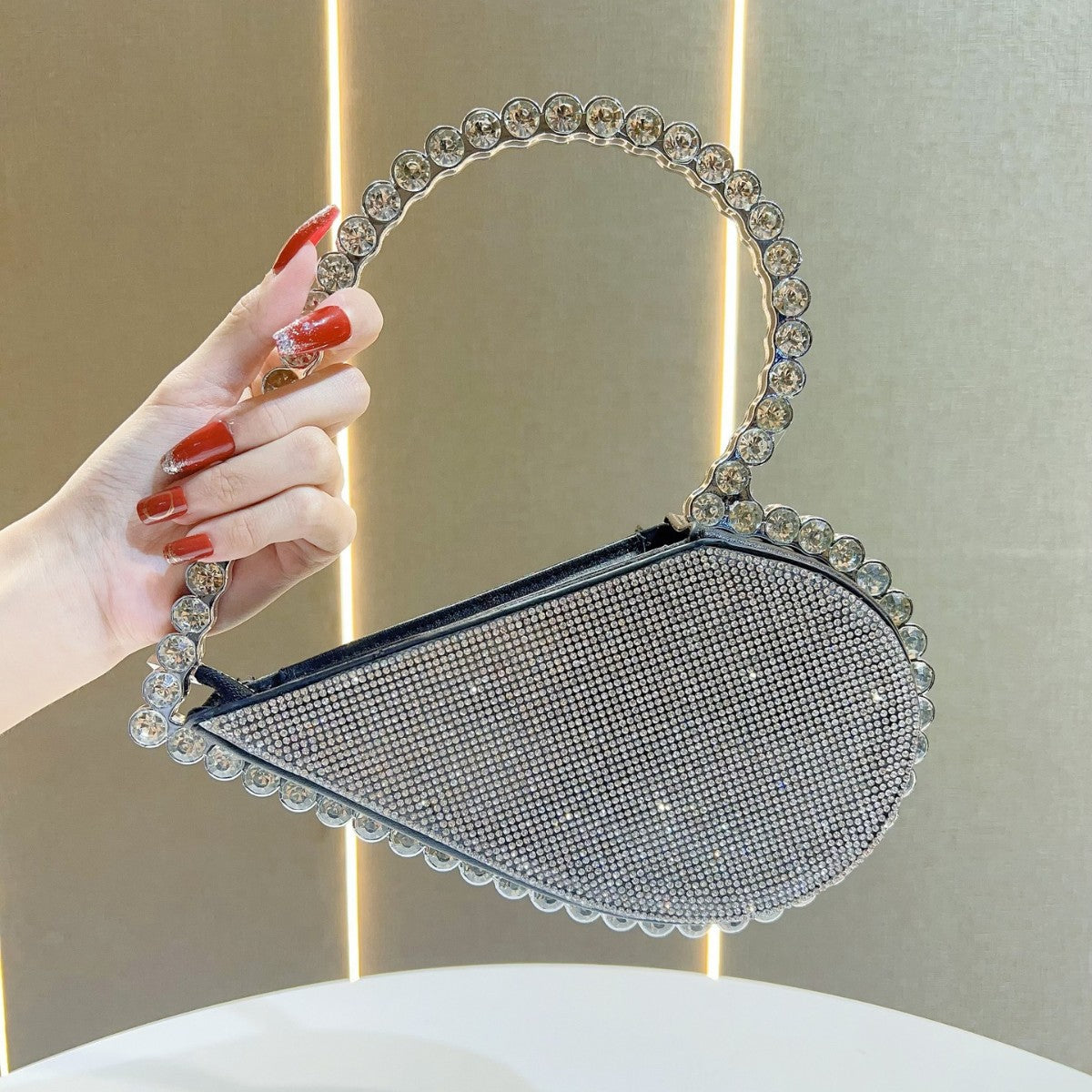 Strass-besetzte Abendhandtasche