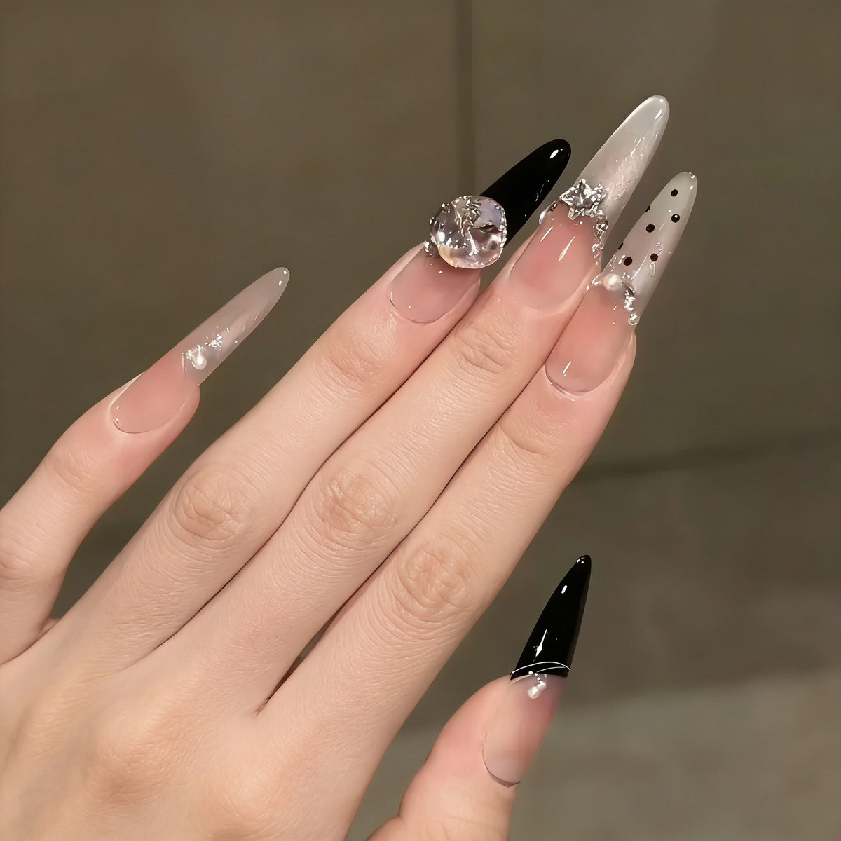 Kunstnagelset mit elegantem Glitzer- und 3D-Applikationen Brehn