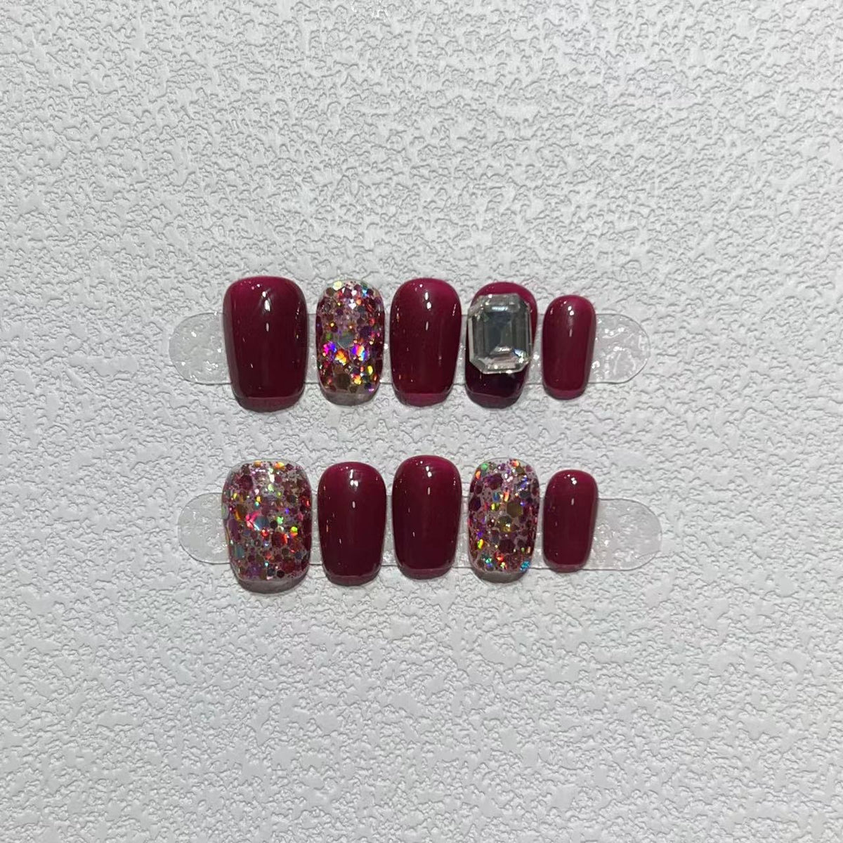Elegantes Press-On Nail Art Set mit Edelstein-Akzenten Brehn