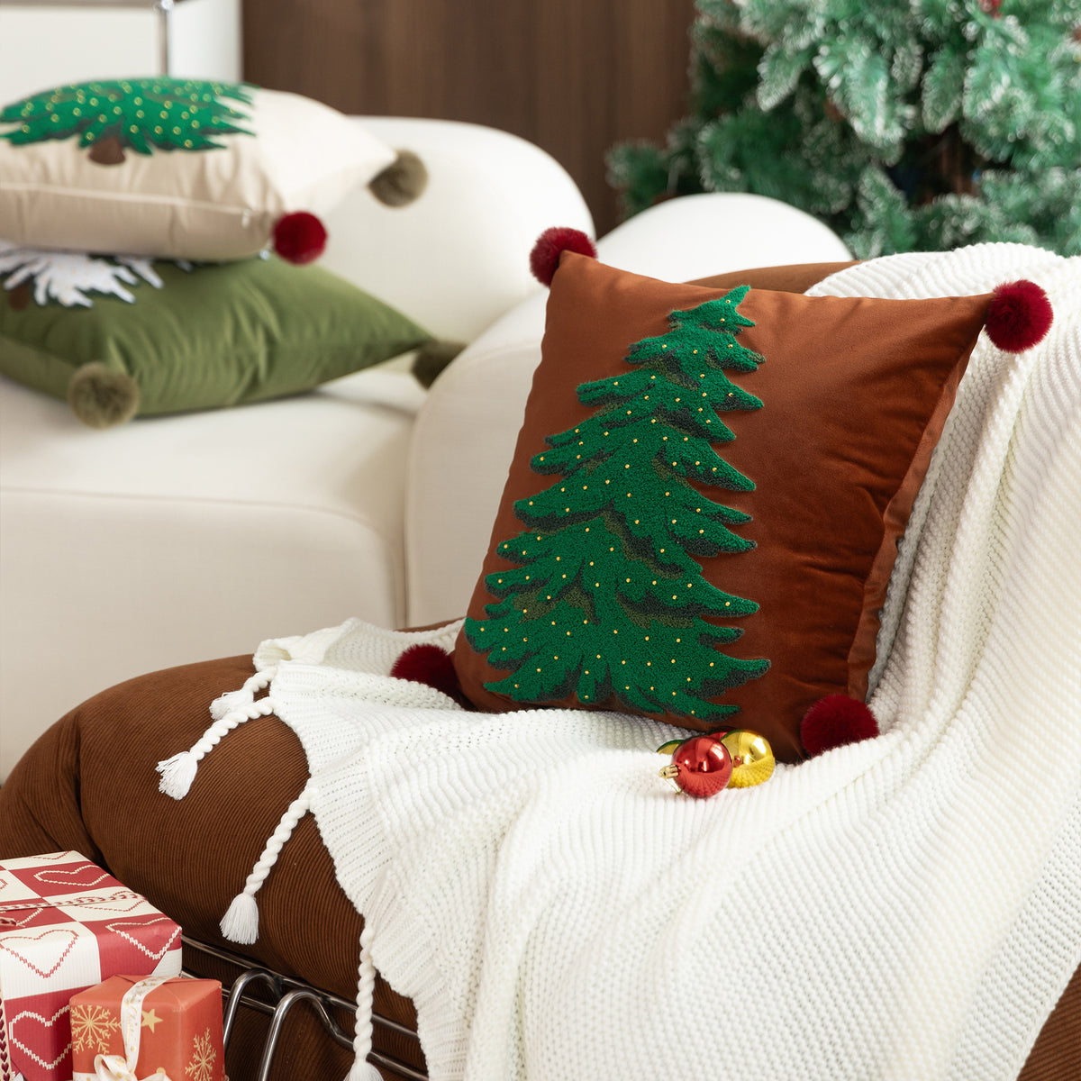Dekorativer Samt-Kissenbezug mit handgetuftetem Tannenbaum, Pompon-Ecken und Perlenapplikation Brehn