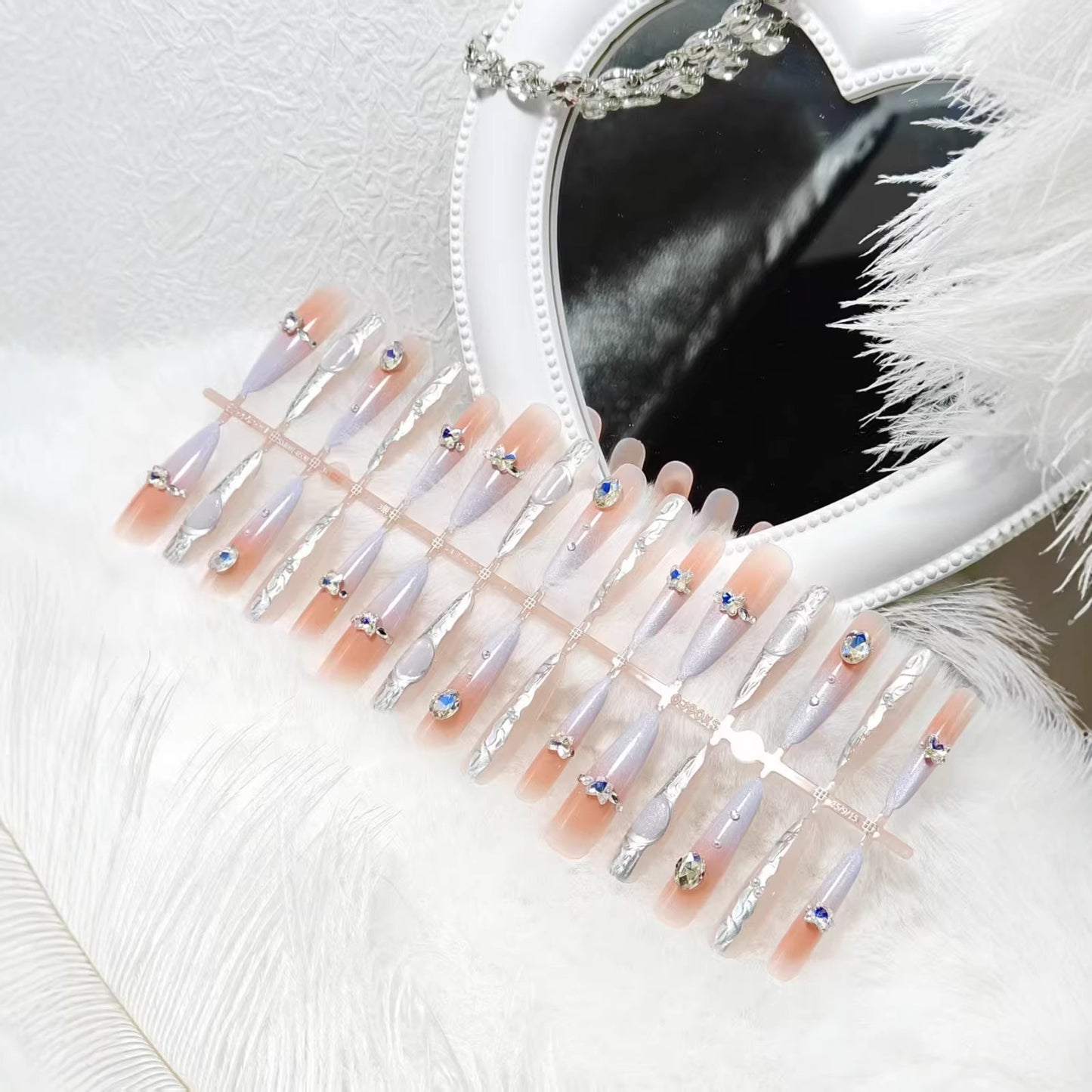 Kunstnägel mit Elegantem Glitzer-Design und Feinen 3D Verzierungen Brehn
