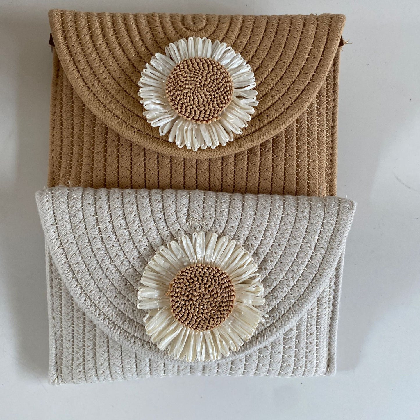 Modische Umhängetasche mit Blumenapplikation Brehn