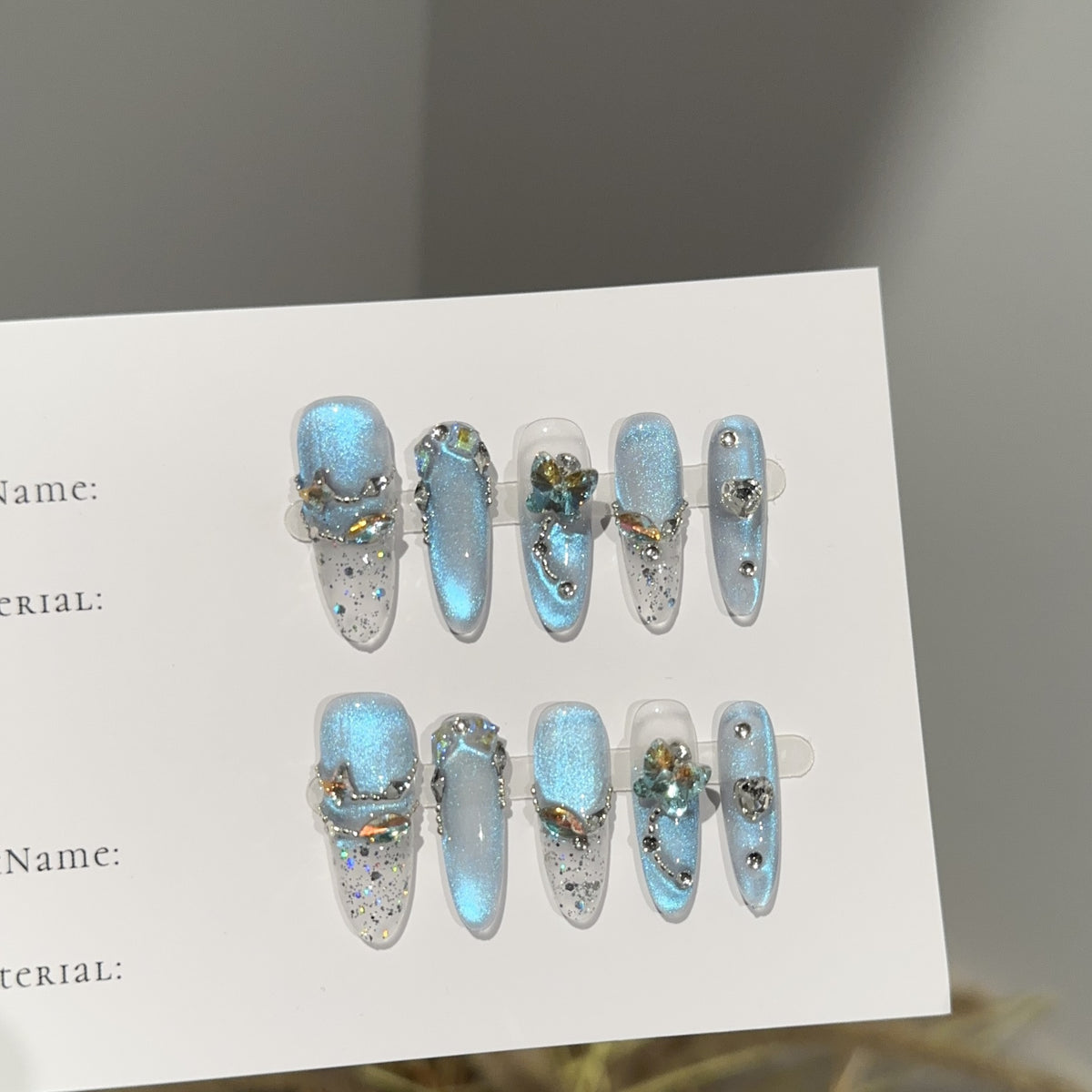 Glamouröse Press-On Nagelset mit funkelnden Akzenten